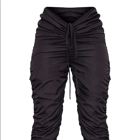Pretty Little Thing Petite Black Ruched Cargo Pants - Picture 2 of 5